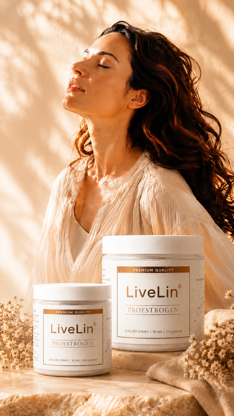 Žena v přirozeném světle s produkty LiveLin ProEstrogen